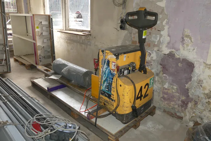 Elektro-Hubwagen mit Batterieladegerät Modell: PLL200N / Hinweis: mit Palette und Inhalt